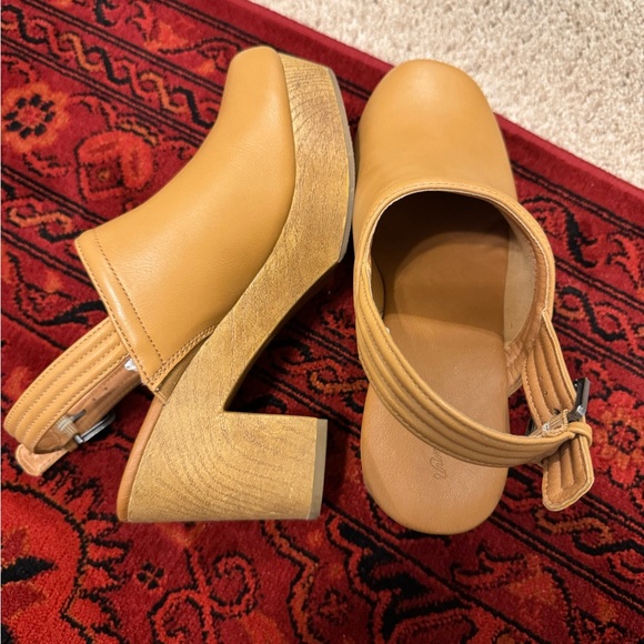 Universal Thread platform clogs - Picture 1 of 6